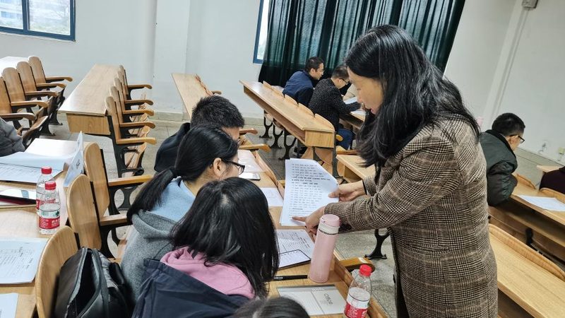 线上与线下考研培训费用解析：背后的逻辑与选择